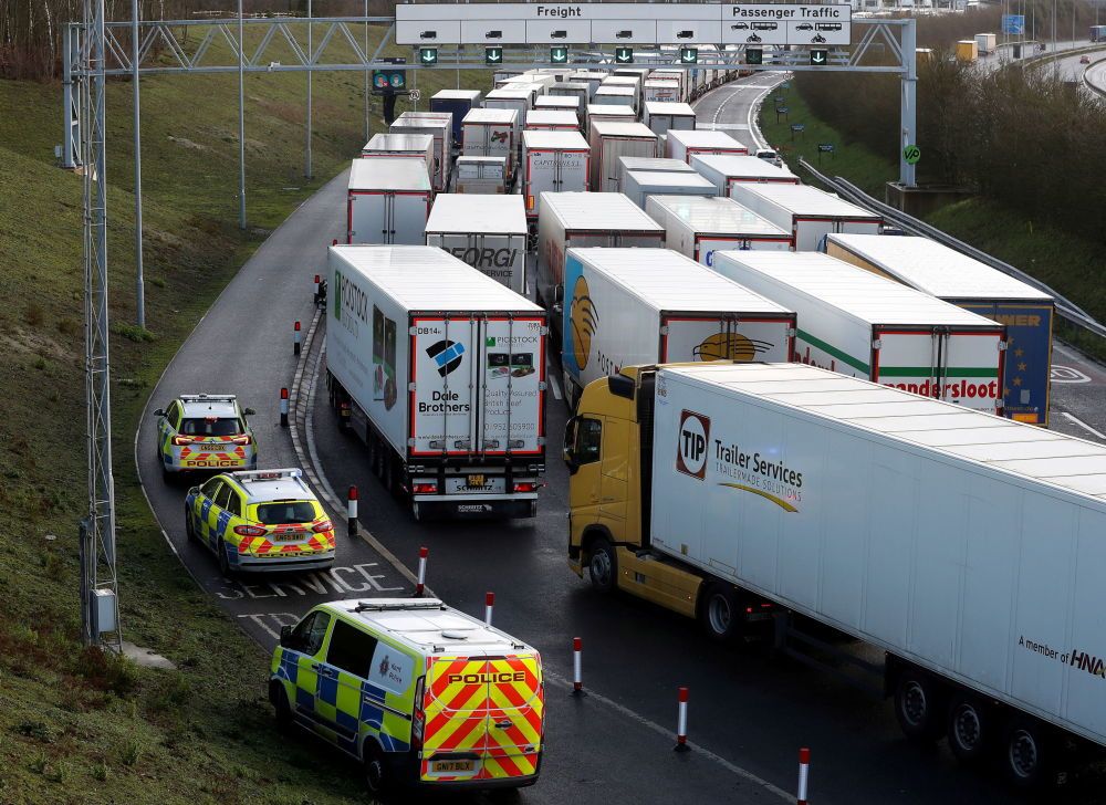 Тысячи грузовиков с продовольствием застряли на дорогах