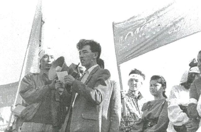 Мунайдар Балмолда читает свои стихи на митинге против празднования юбилея казачества 14 сентября 1991 года