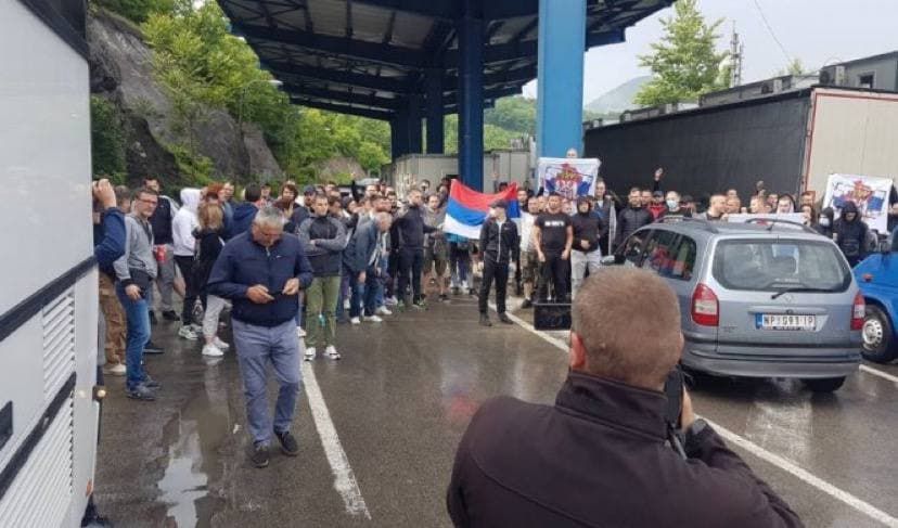 Косовские сербы около КПП