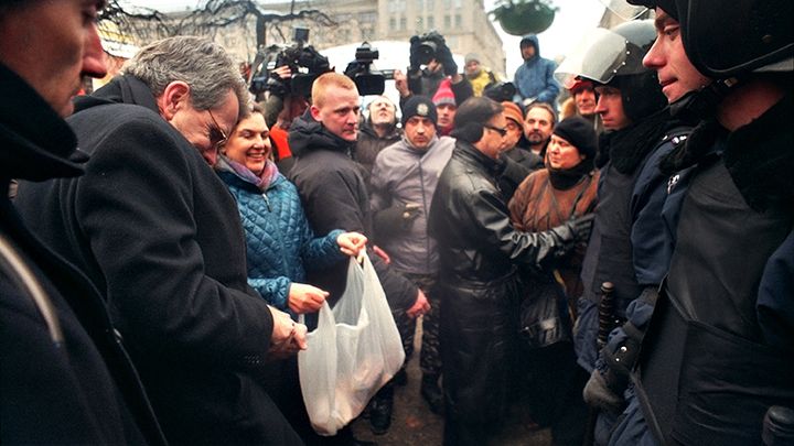 В. Нуланд на майдане в Киеве: «Берите, берите, я еще принесу». Не принесла…