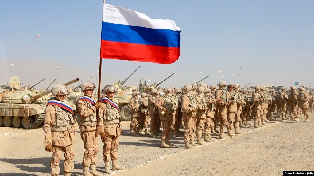 Российские войска строятся перед началом совместных военных учений с Таджикистаном и Узбекистаном к северу от таджикской границы с Афганистаном 10 августа.