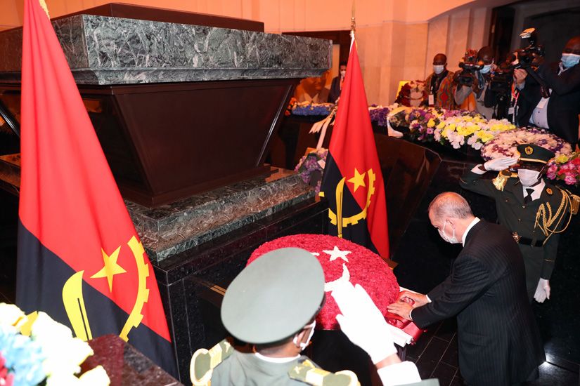 Эрдоган посетил мавзолей первого президента африканской страны Антониу Аугустиньо Нетто