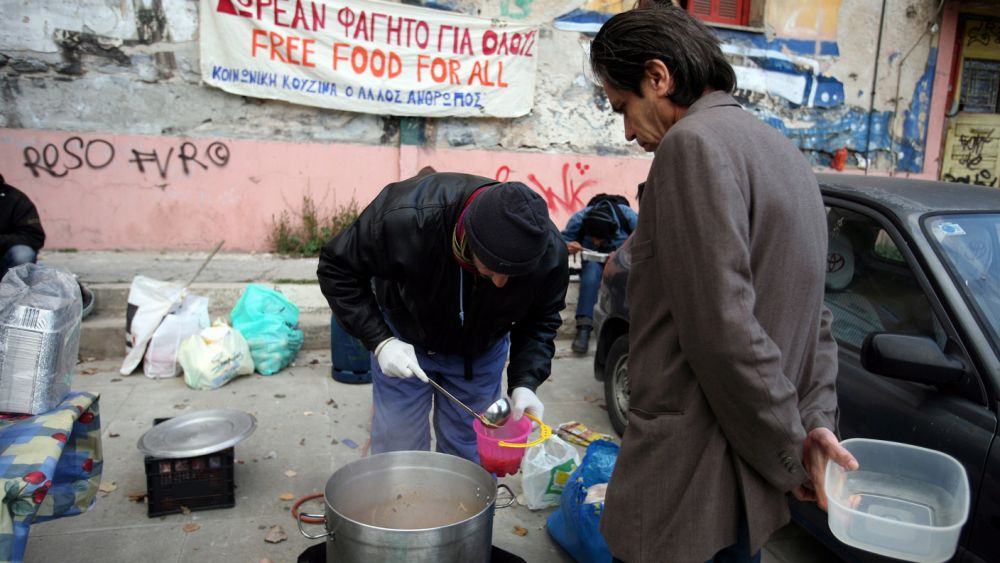 Раздача бесплатной еды голодным в Греции