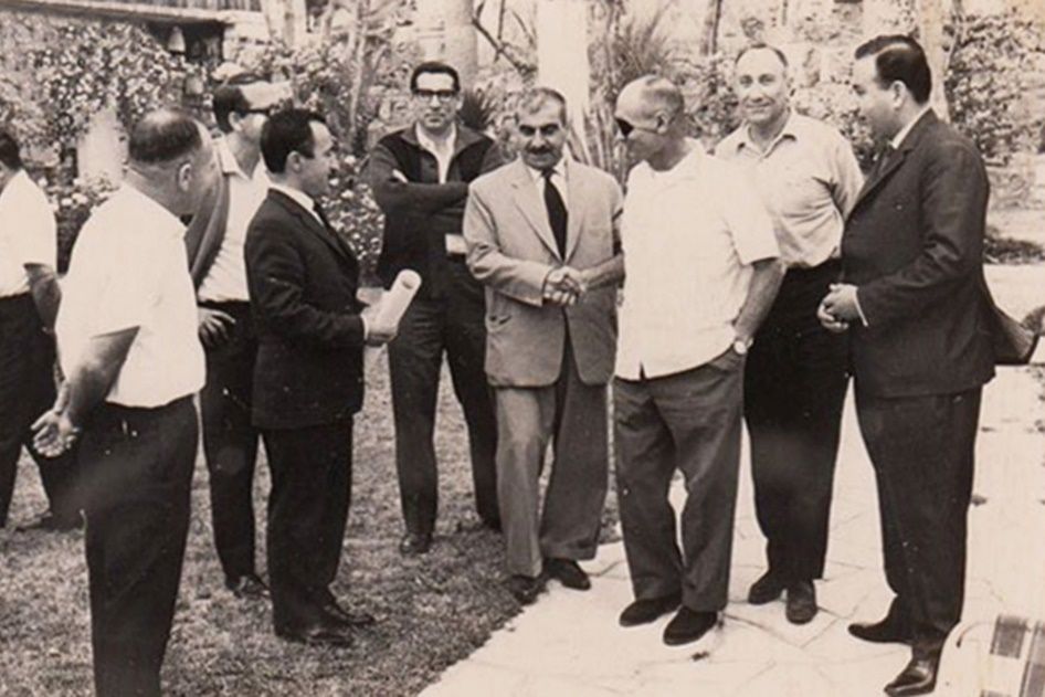 На этой фотографии, сделанной в 1960-х годах, запечатлено рукопожатие Мустафы Барзани и Моше Даяна