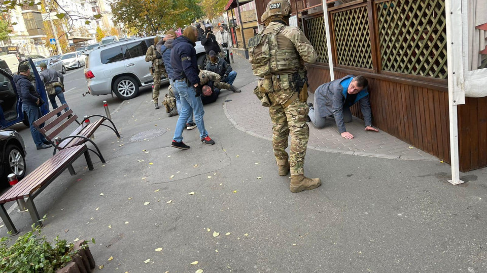 22 октября украинские СМИ со ссылкой на официальные источники сообщили, что СБУ задержала оперативника Государственного бюро расследований (ГБР) за склонение к даче взятки.