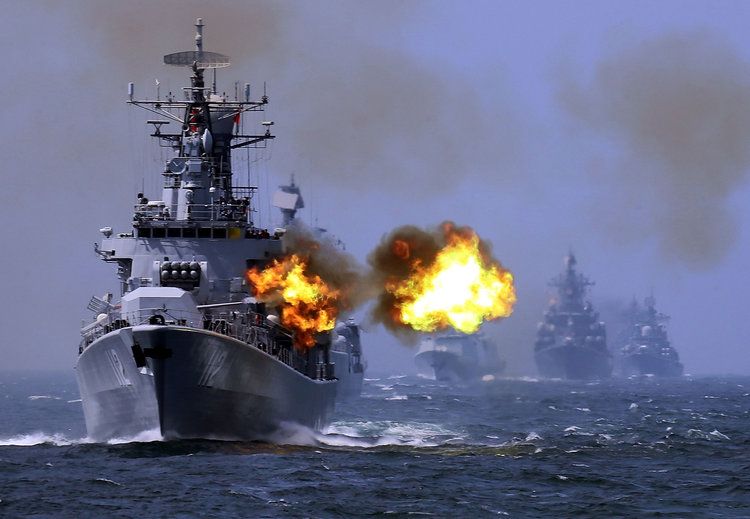 Китайский военный корабль предупреждает эсминец США