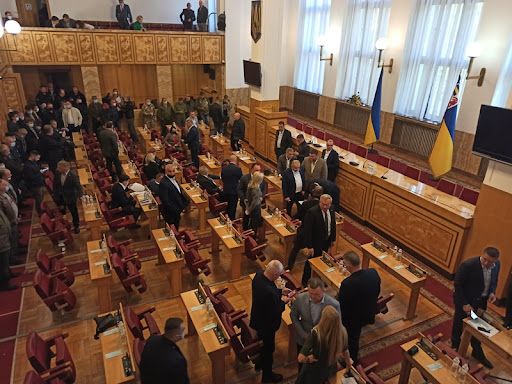 Депутаты Закарпатского областного совета VIII созыва проголосовали за объявление недоверия главе облсовета, бывшему губернатору и бывшему начальнику контрразведки СБУ Алексею Петрову, ставленнику Киева.
