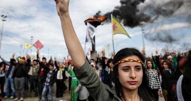 Демонстрация против турок в курдском образовании «Рожава» в Сирии