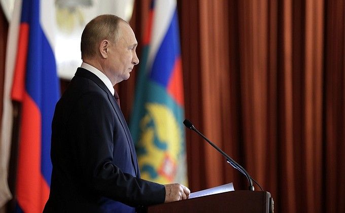 Владимир Путин выступает на расширенном заседании коллегии МИД России