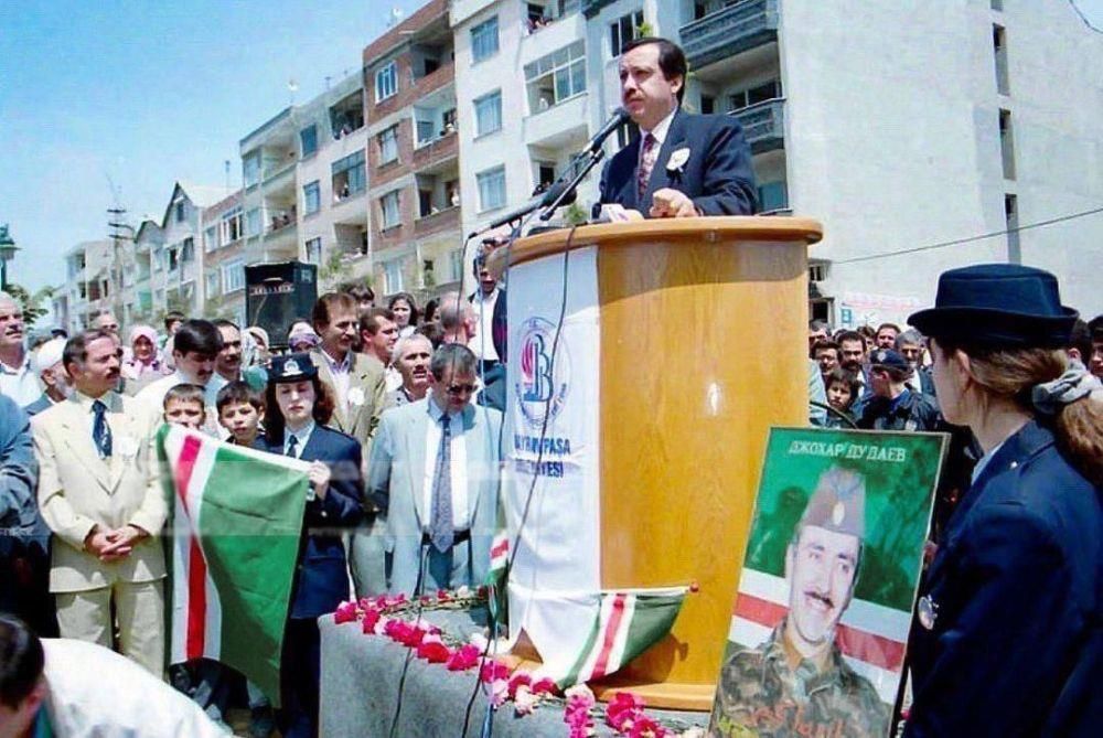 Мэр Стамбула Реджеп Тайип Эрдоган выступает на церемонии открытия парка им. Джохара Дудаева, 1996 год
