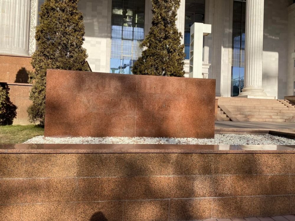 Перед зданием Фонда Назарбаева исчезла надпись