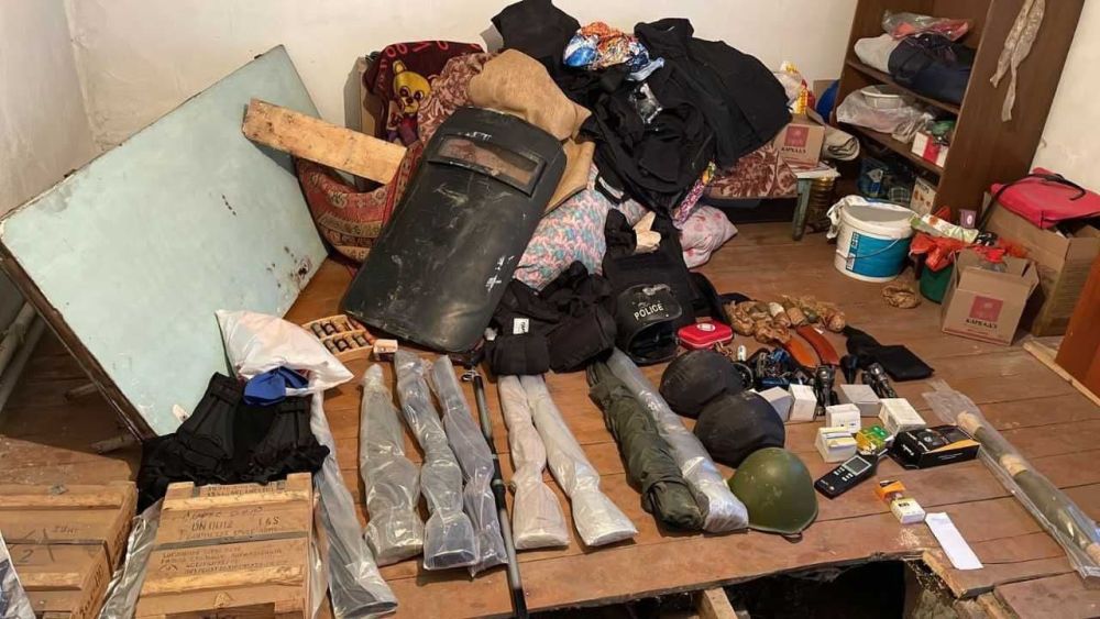 В рамках проведения антитеррористической операции в Алма-Ате найден очередной тайник с похищенным оружием и боеприпасами, которые спрятали под полом одного из частных домов на окраине города.