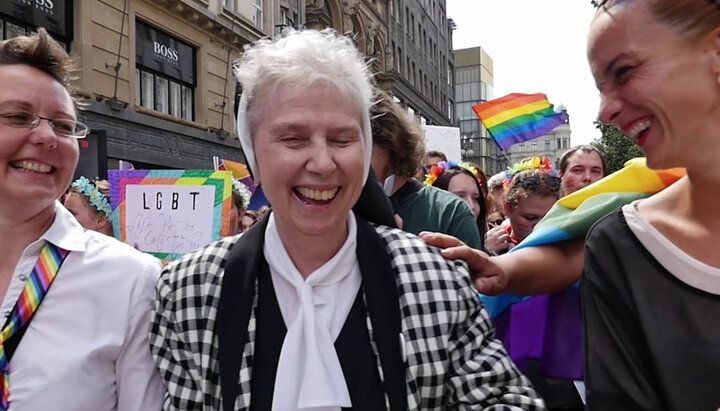 Жаннин Грамик (в центре) на ЛГБТ-марше. Фото: YouTube