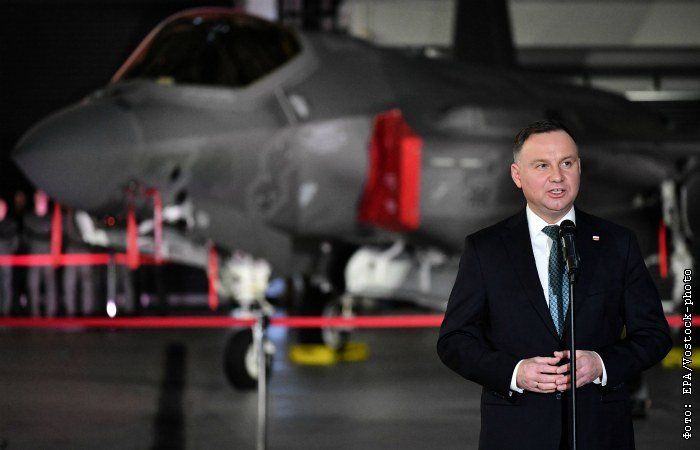 Польский президент Дуда позирует на фоне американского ударного истребителя F-35, закупленного для ВВС Польши и прошедшего сертификацию в качестве самолета-носитель термоядерных бомб В61 мод.12.