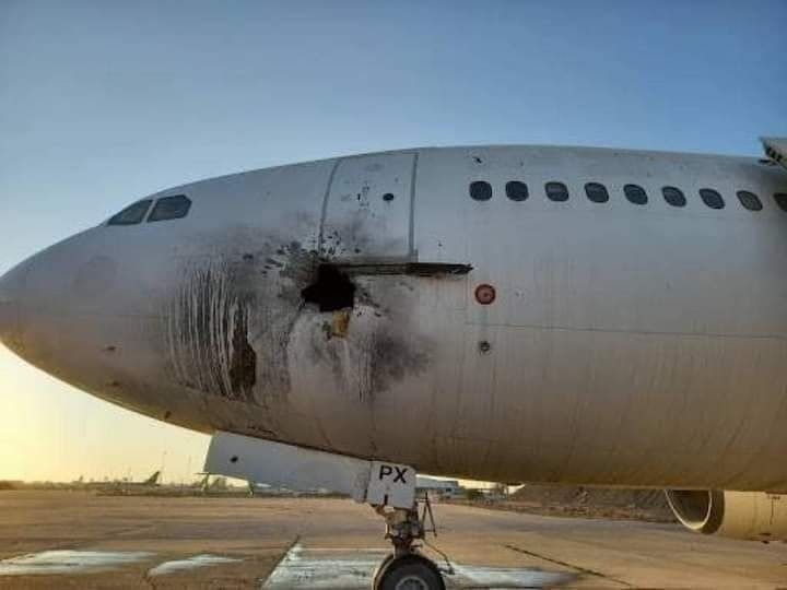 Одно из повреждений фюзеляжа пассажирского самолета, Багдад, 28.01.2022