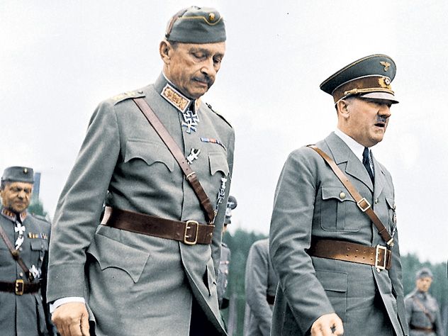 Гитлер со своим другом, кавалером Железного креста фельдмаршалом Маннергеймом в пору их совместной операции по удушению Ленинграда голодной блокадой, июнь 1942 г.