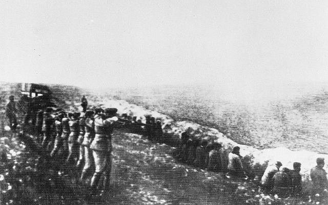 Нацистская команда стреляет евреям в спину в Бабьем Яре, Киев, 1942 год