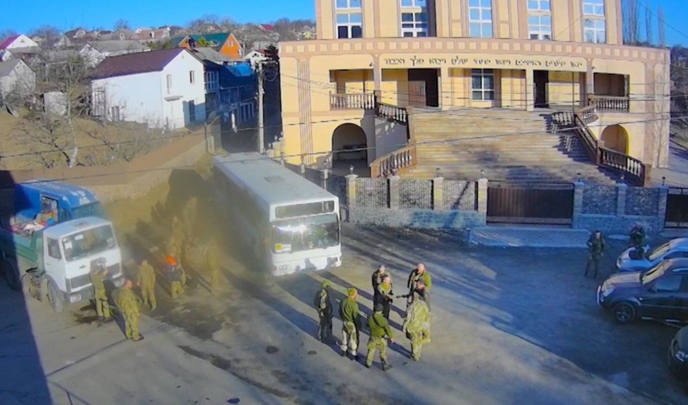 Сборный пункт ВСУ возле синагоги в Умани. В грузовике, под мусором оружие