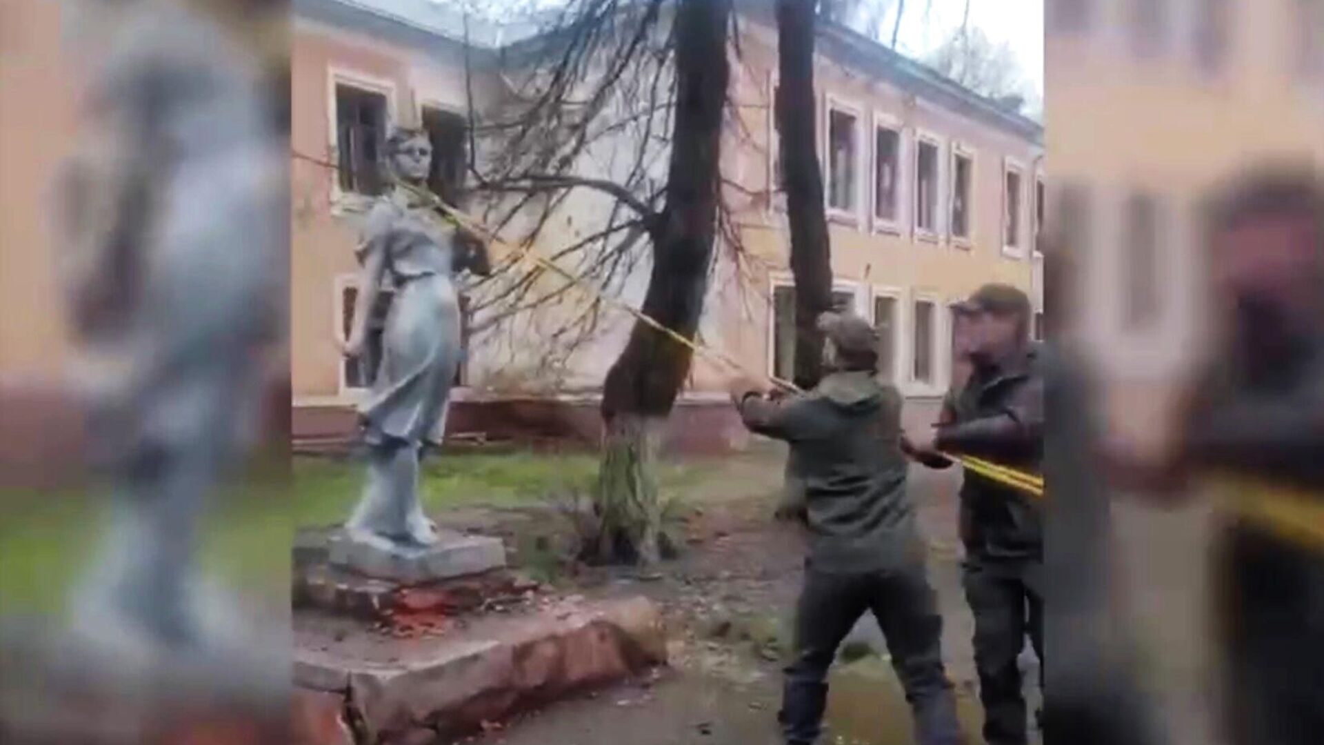 В канаде снесли памятник сс. Снесли памятник Зое Космодемьянской. В Чернигове снесли памятник Зое Космодемьянской. Снос памятника Зои Космодемьянской в Чернигове. Снос памятника Зое Космодемьянской на Украине.