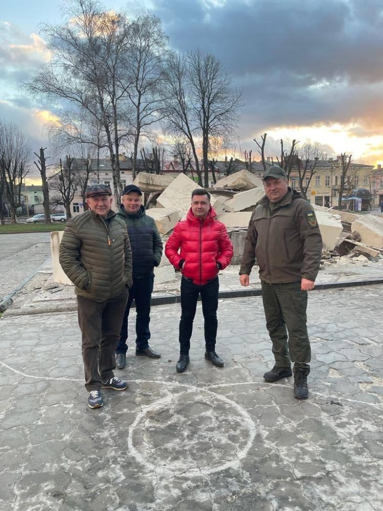 На месте снесенного памятника советском воину в городе Стрый (Львовская область Украины)