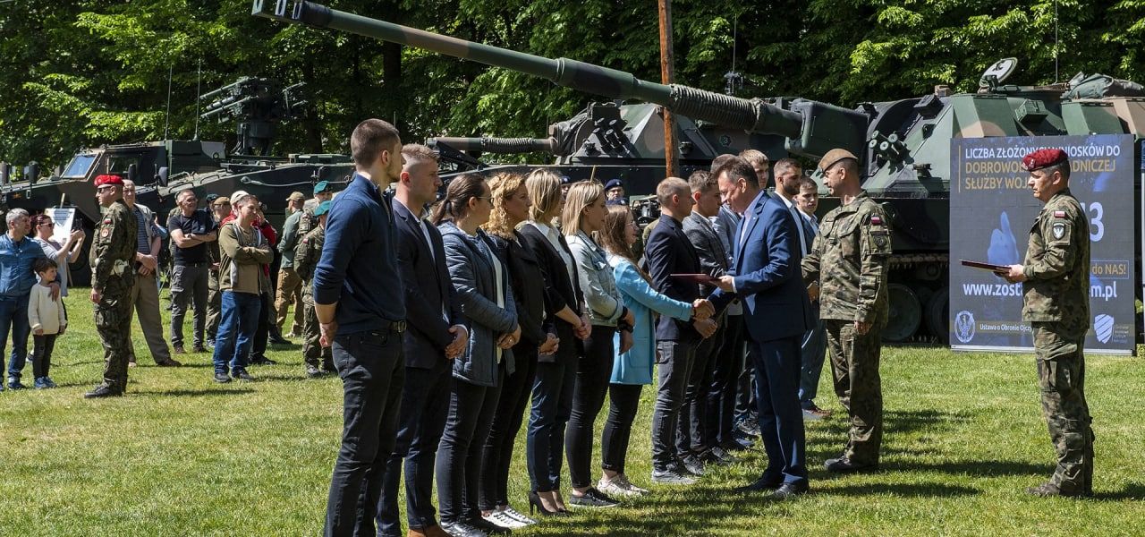 Польский министр набирает добровольцев.