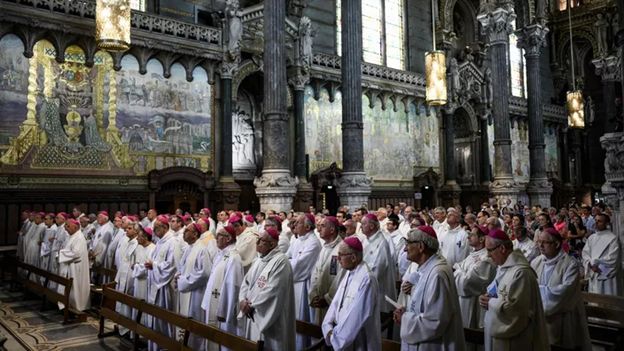 Французские епископы во время мессы в Лионе