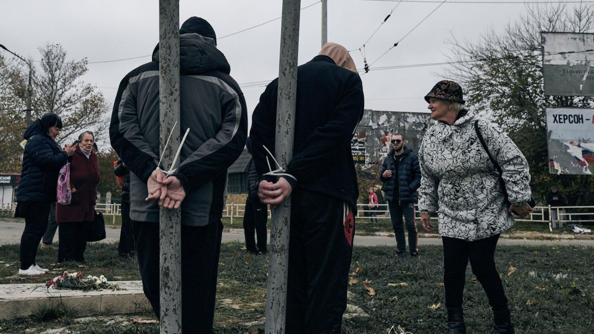 Практикой в Херсоне (и не только там) стало ставить «коллаборационистов» на колени на улице или привязывать к столбам.