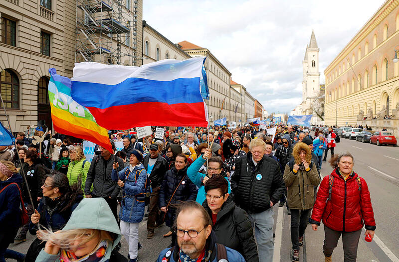 Протестующие против поставок оружия Украине