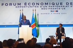 Президент ДРК Феликс Чисекеди выступает на Киншасском экономическом форуме рядом с Эммануэлем Макроном. Фото: Justin Makangara, Reuters