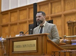 Михай Ласка на трибуне парламента