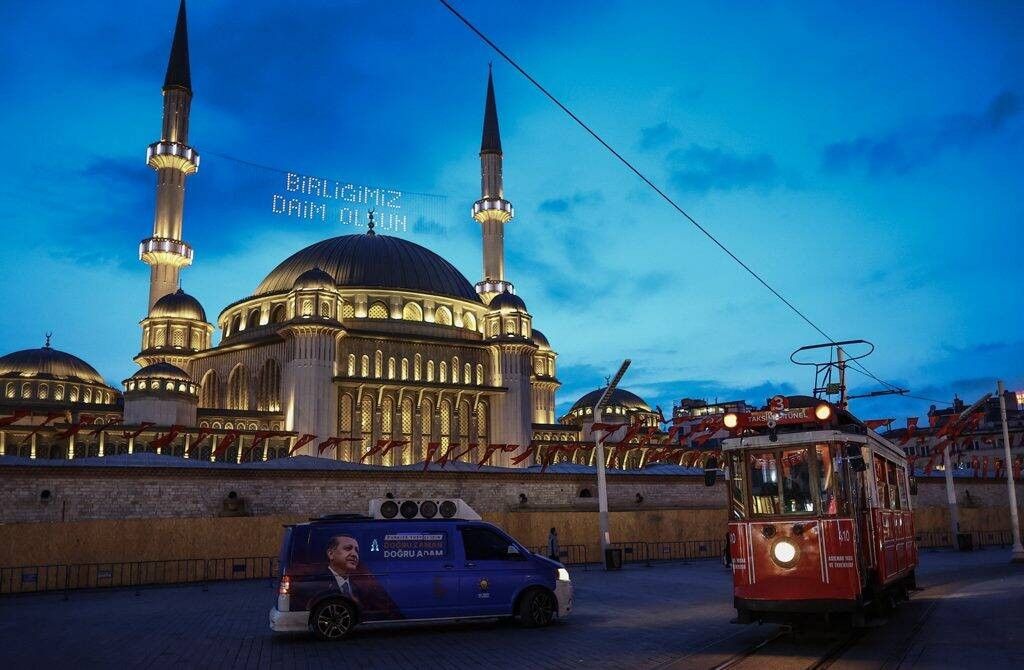 Автомобиль предвыборной кампании Эрдогана перед мечетью Таксим в Стамбуле