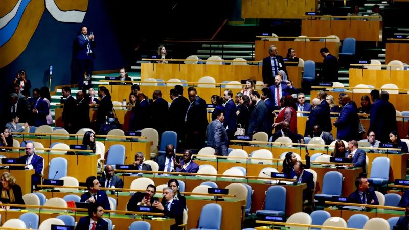 Делегаты покидают зал во время выступления премьера Нетаньяху