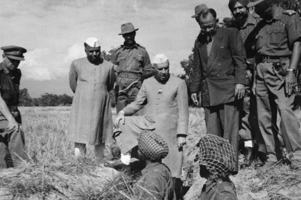Неру (в центре) на индийско-китайском фронте, ноябрь 1962 г.