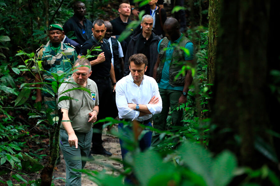 Президент Франции Э. Макрон и министр лесного хозяйства Габона британец Ли Уайт посещают нацпарк  вблизи Либревиля, март 2023 г.