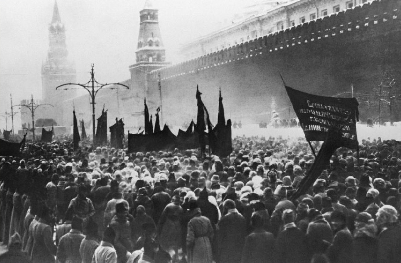 Похороны Ленина 27 января 1924 г. в специально выстроенном Мавзолее