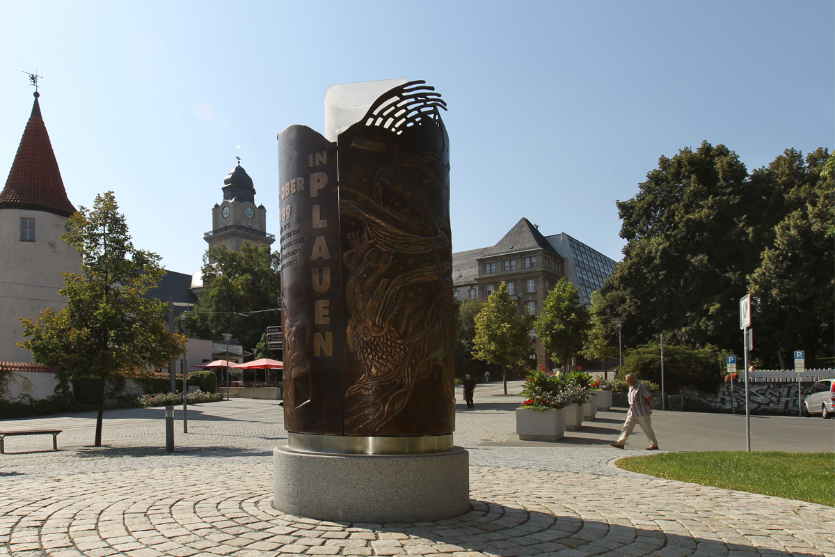 Памятник событиям 1990 года в Плауэне
