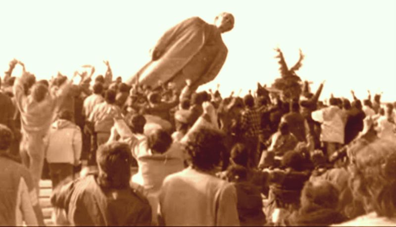 Снос памятника Э. Ходже в Тиране, 1991 г.