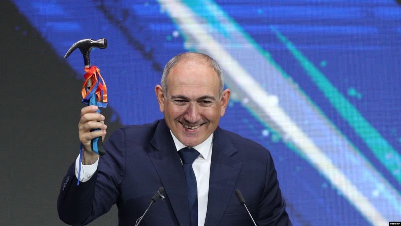 Никол Пашинян бегал с молотком и в 2021 году, и сейчас