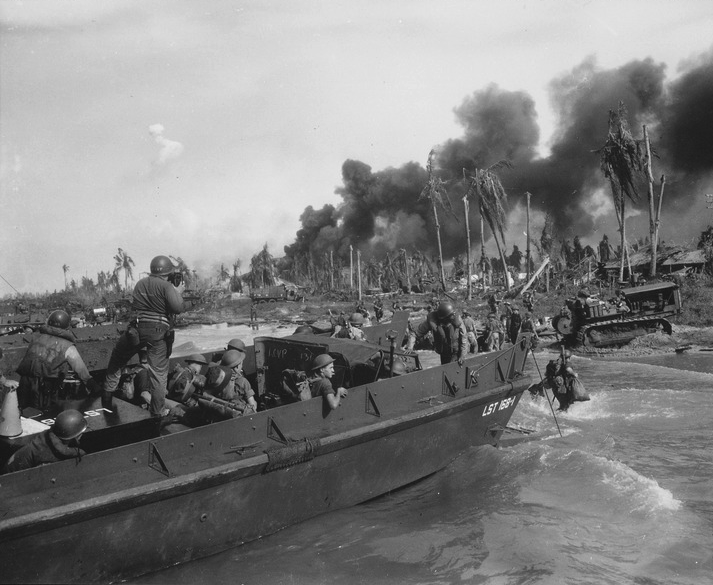 Австралийцы высаживаются на Борнео (Индонезия), 1945 год