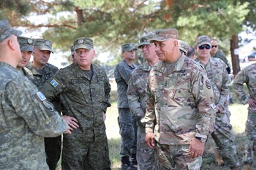 Косово (май 2023 г.). Командующий «силами безопасности» Башким Яшари и командующий Национальной гвардией штата Айова (США) генерал-майор Бен Корелл