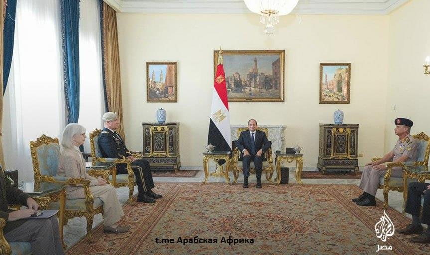 Президент АРЕ (в центре) и командующий Центральным командованием ВС США (слева)