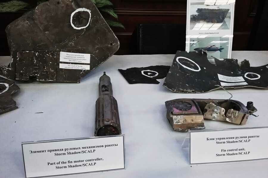 Фрагменты сбитых в Сирии местной системой ПРО в апреле 2018 года англо-французских авиационных крылатых ракет Storm Shadow/SCALP на выставке в Генеральном штабе РФ