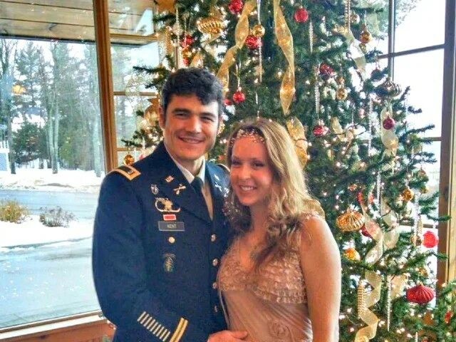 Джо Кент в военной форме с супругой Шеннон, погибшей в Сирии в 2019 г.