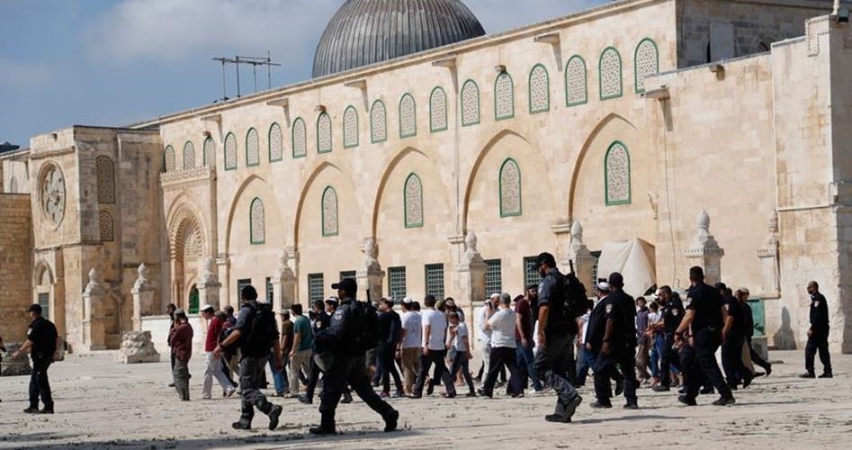 Groepen kolonisten, bewaakt door veiligheidstroepen, trekken richting Al-Aqsa