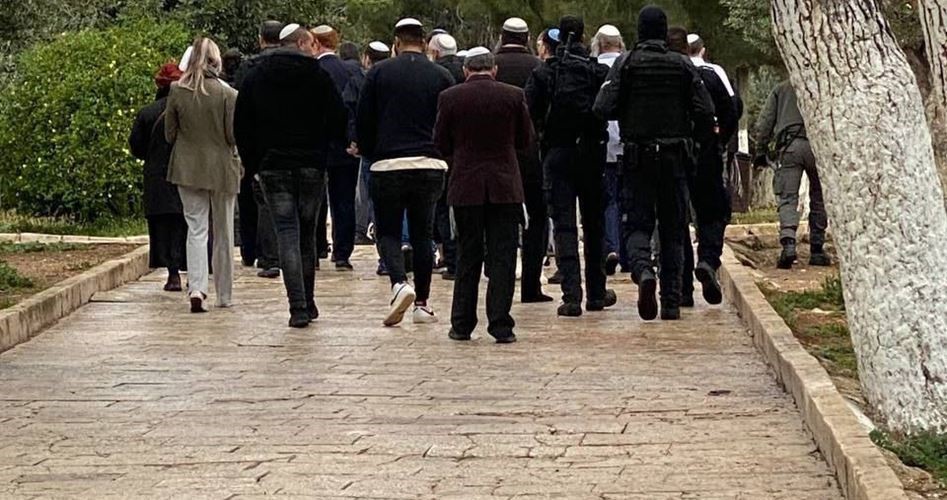 Groepen kolonisten, bewaakt door veiligheidstroepen, trekken richting Al-Aqsa