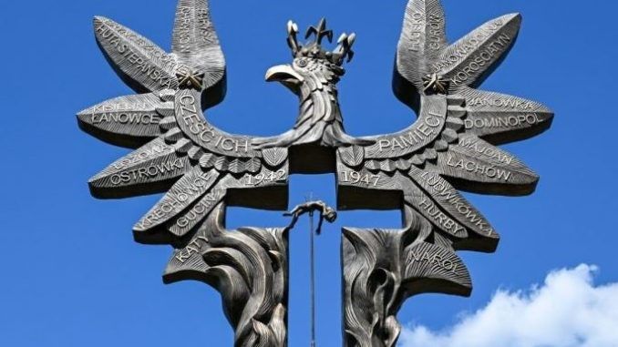 Памятник в Польше (14 м высоты) у границы с Украиной жертвам «Волынской резни». Ребенок символически нанизан на державный «украинский тризуб»