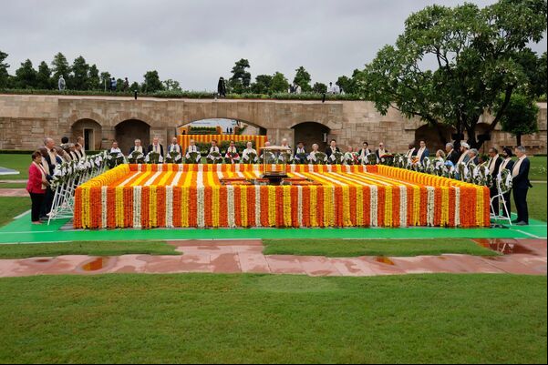 Главы государств у мемориала Ганди по завершении саммита G20.  Слева непосредственно у «передней линии» С. Лавров, вопреки хотелкам западных участников саммита