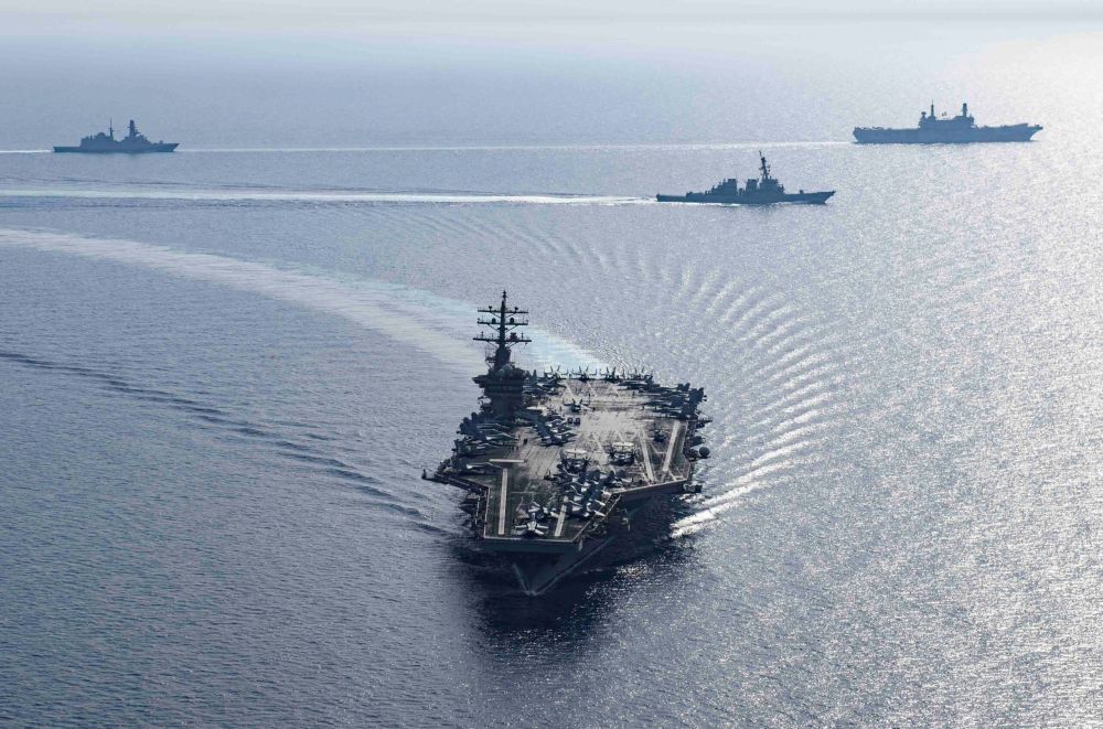 На фоне крайне противоречивых сообщений о состоянии и местонахождении авианосца USS Dwight D. Eisenhower (CVN-69), командование ВМС США вынуждено публиковать успокоительные фотографии в стиле «Всё хорошо, прекрасная маркиза!»