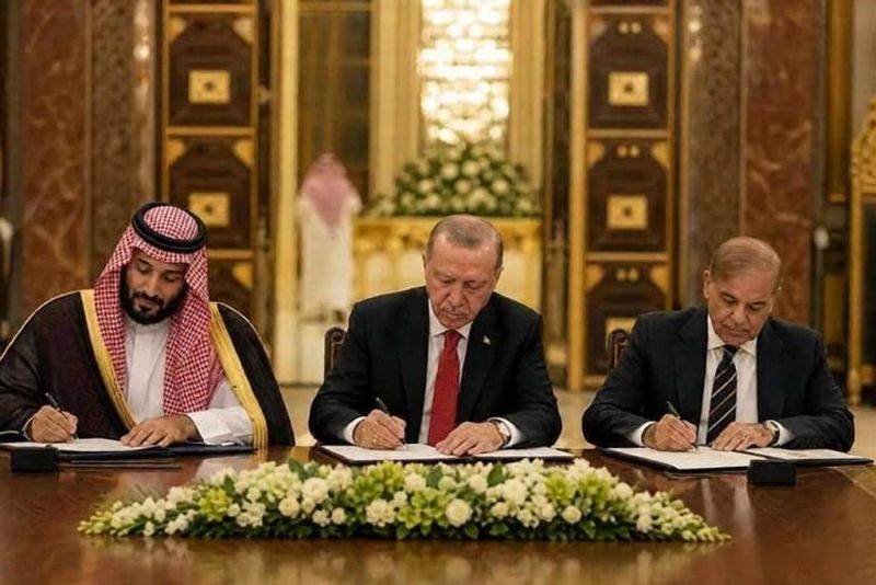 Наследный принц КСА Мухаммед бен Сальман, президент Турции Р. Эрдоган и премьер-министр Пакистана Ш. Шариф подписывают «Совместное оборонное соглашение Мекки»