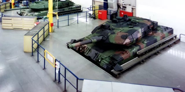 Танк "Леопард 2" на заводе Krauss-Maffei Wegmann в Мюнхене